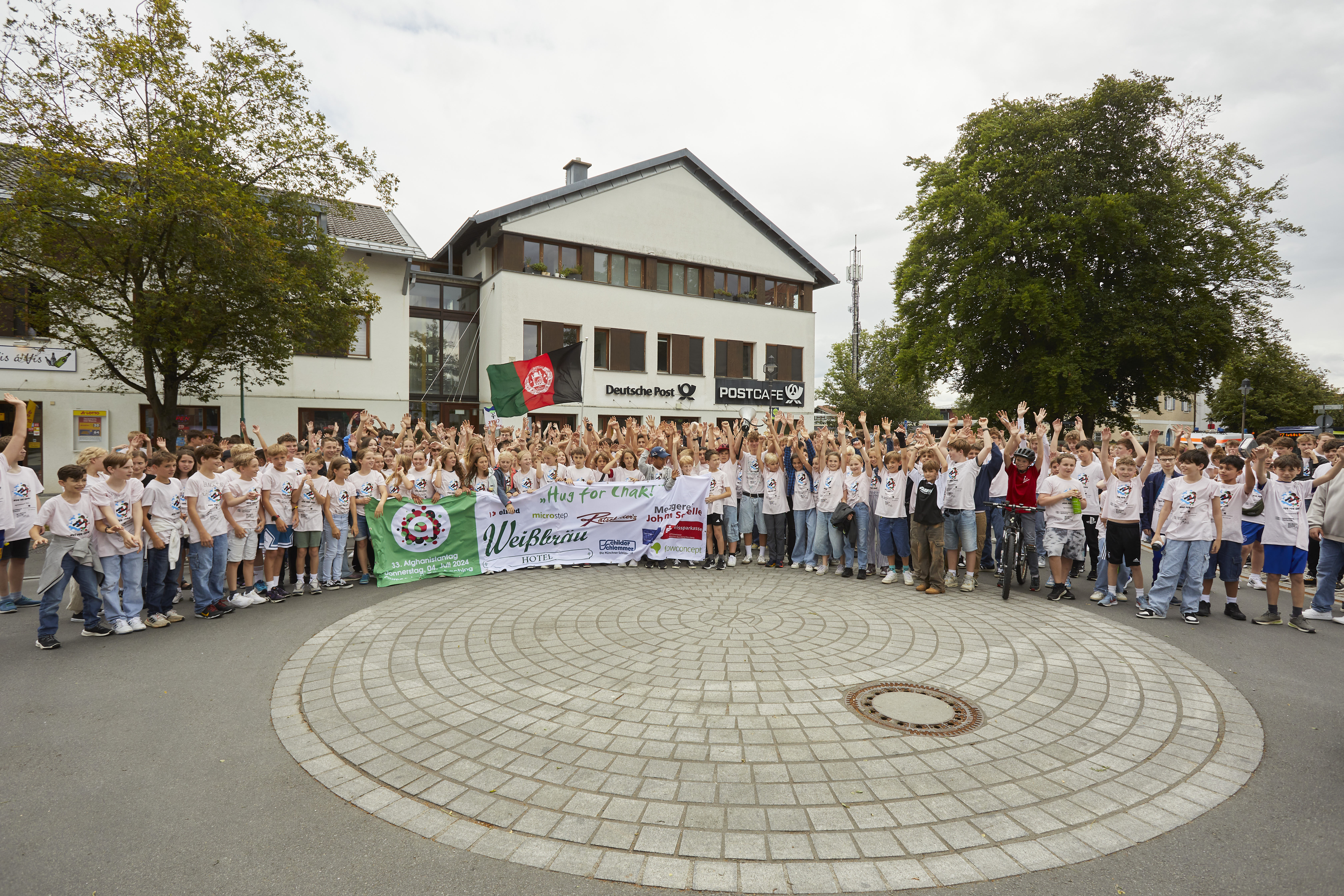 Schüler mit Banner